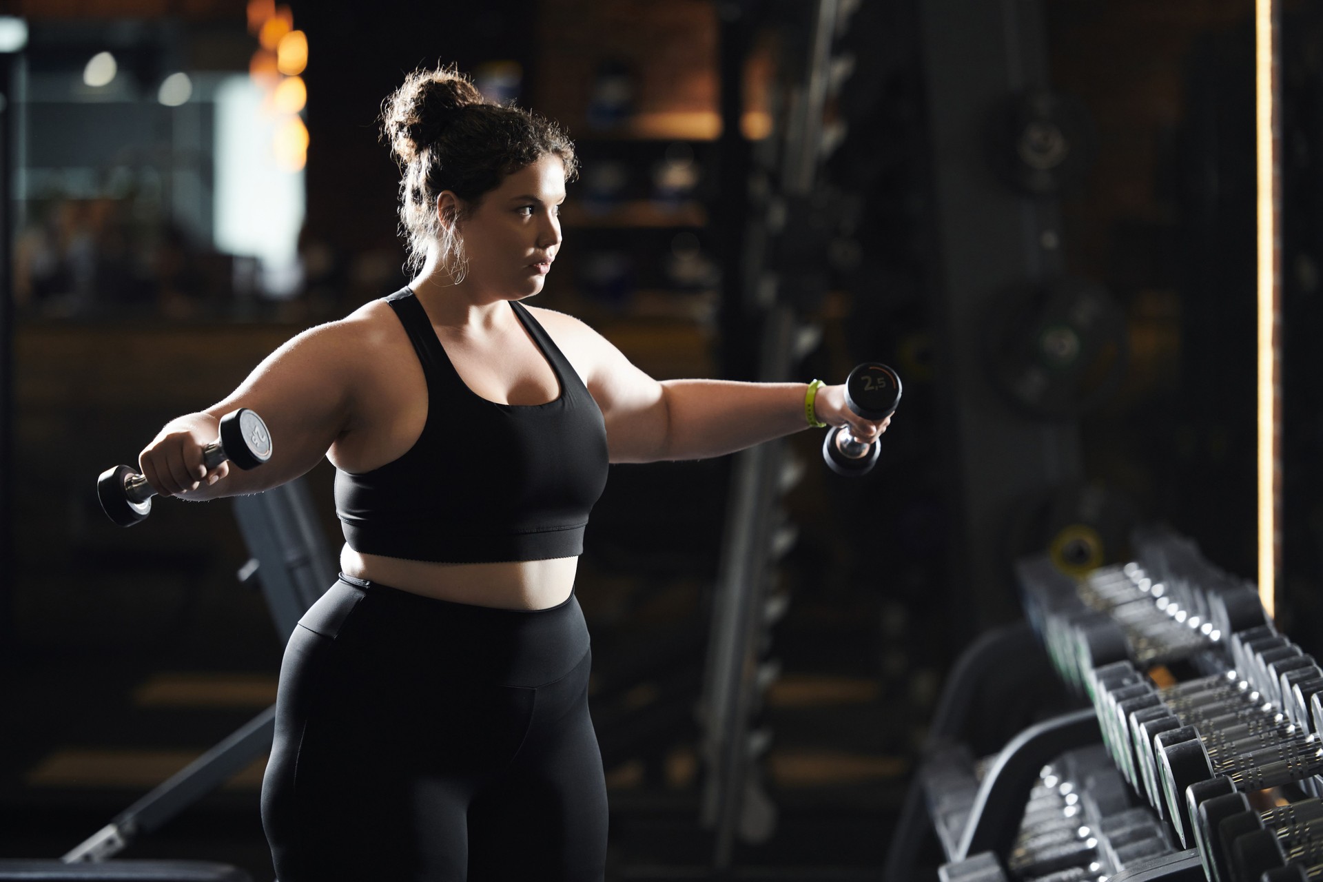 Young woman in activewear focused on her empowering gym workout